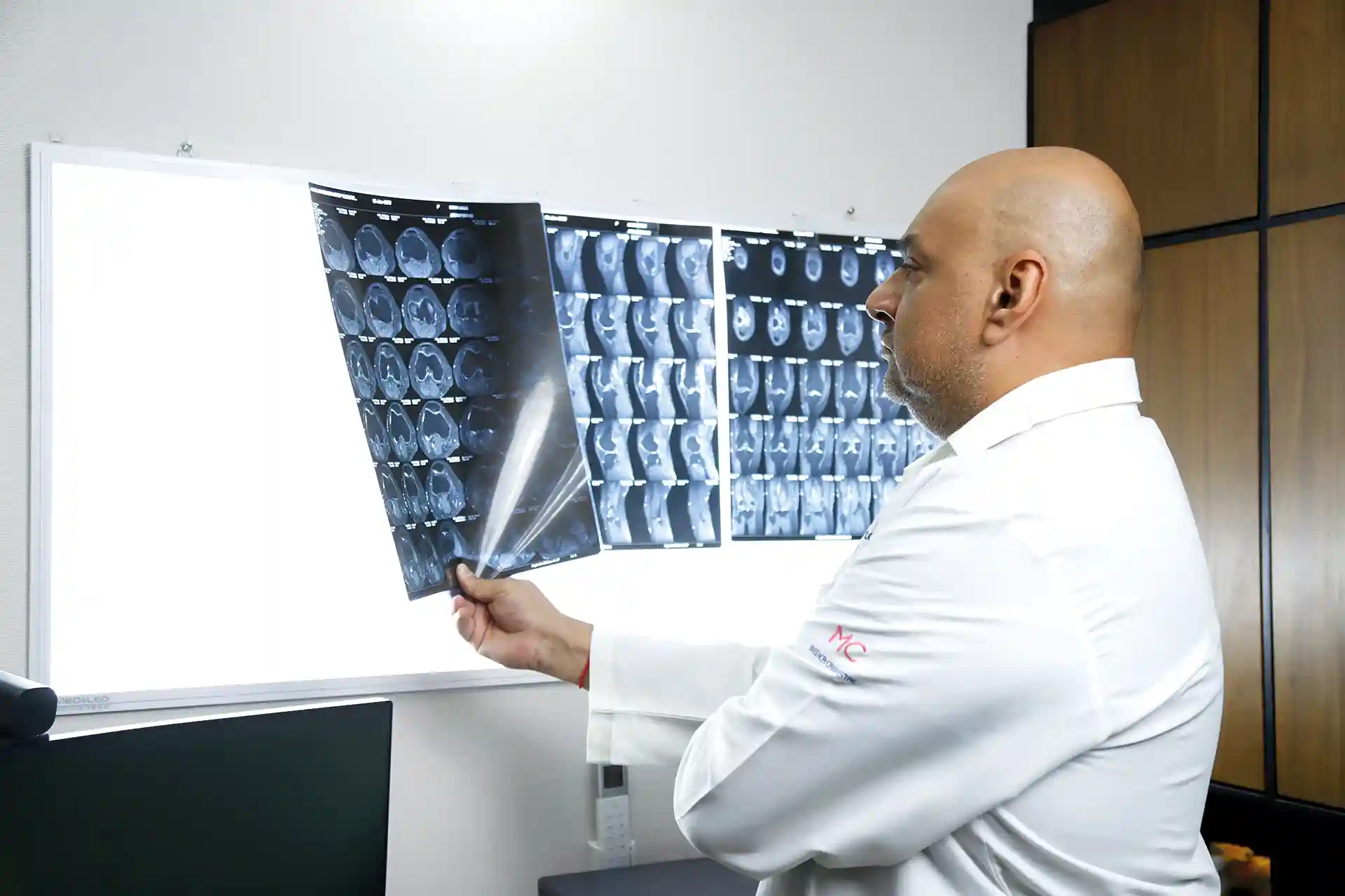 Dr. Aarón Hernández