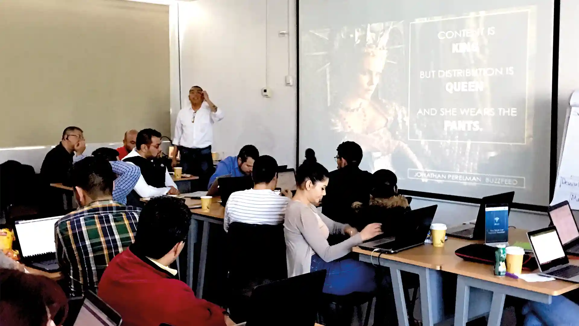 Cuenta con más de 13 años de experiencia internacional