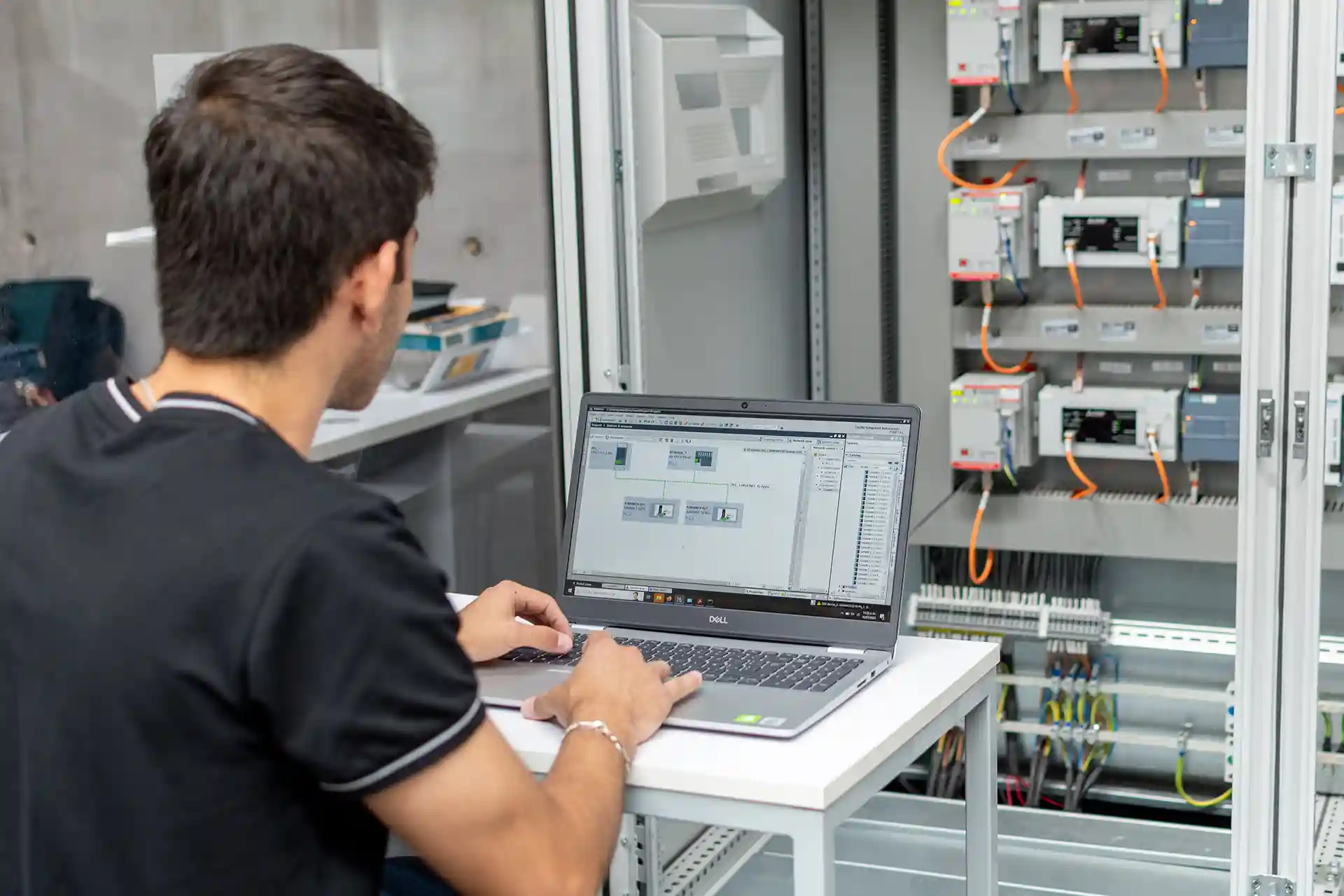 Los planes de estudios están diseñados con un enfoque basado en competencias