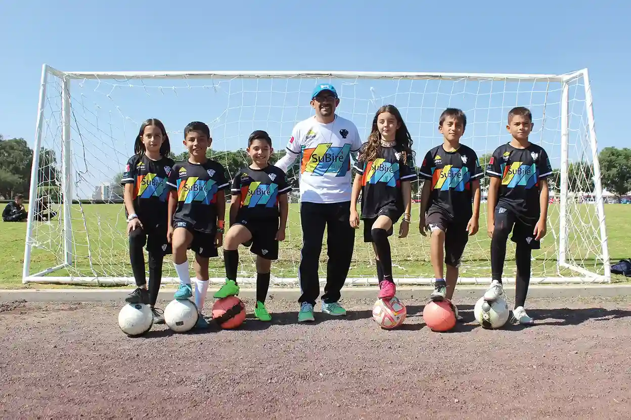 El modelo vanguardista que la institución<br />
educativa ha integrado con éxito, es con base<br />
en un enfoque emprendedor