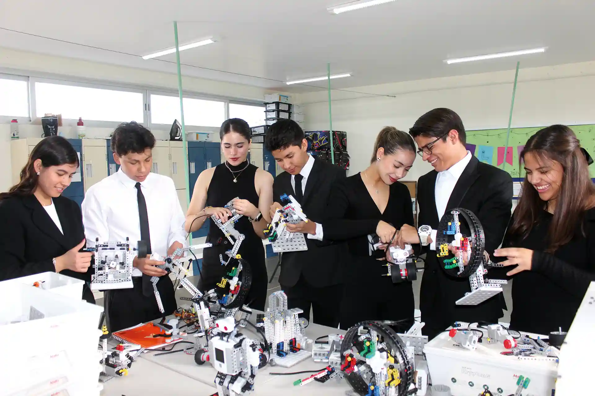 En sus aulas se integran recursos innovadores<br />
como la plataforma Moodle, impresoras 3D y pantallas<br />
de plasma con sonido estéreo