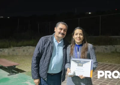Ignacio y Ana Ayala, alumna que recibió un reconocimiento por mérito académico