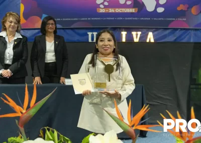 Ivette Rosas fue una de las dos egresadas galardonadas con la presea Ocelote por su trayectoria profesional y compromiso social