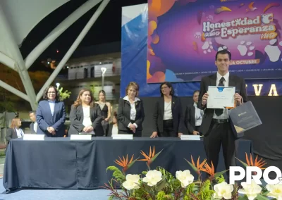 Karol Sandoval, quien recibió el reconocimiento Espíritu UNIVA