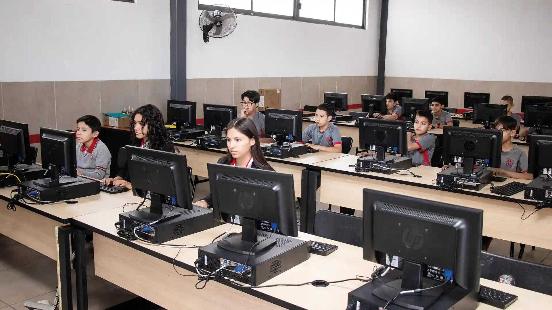 Nació de un sueño familiar donde la comunidad leonesa contara con una institución educativa basada en valores