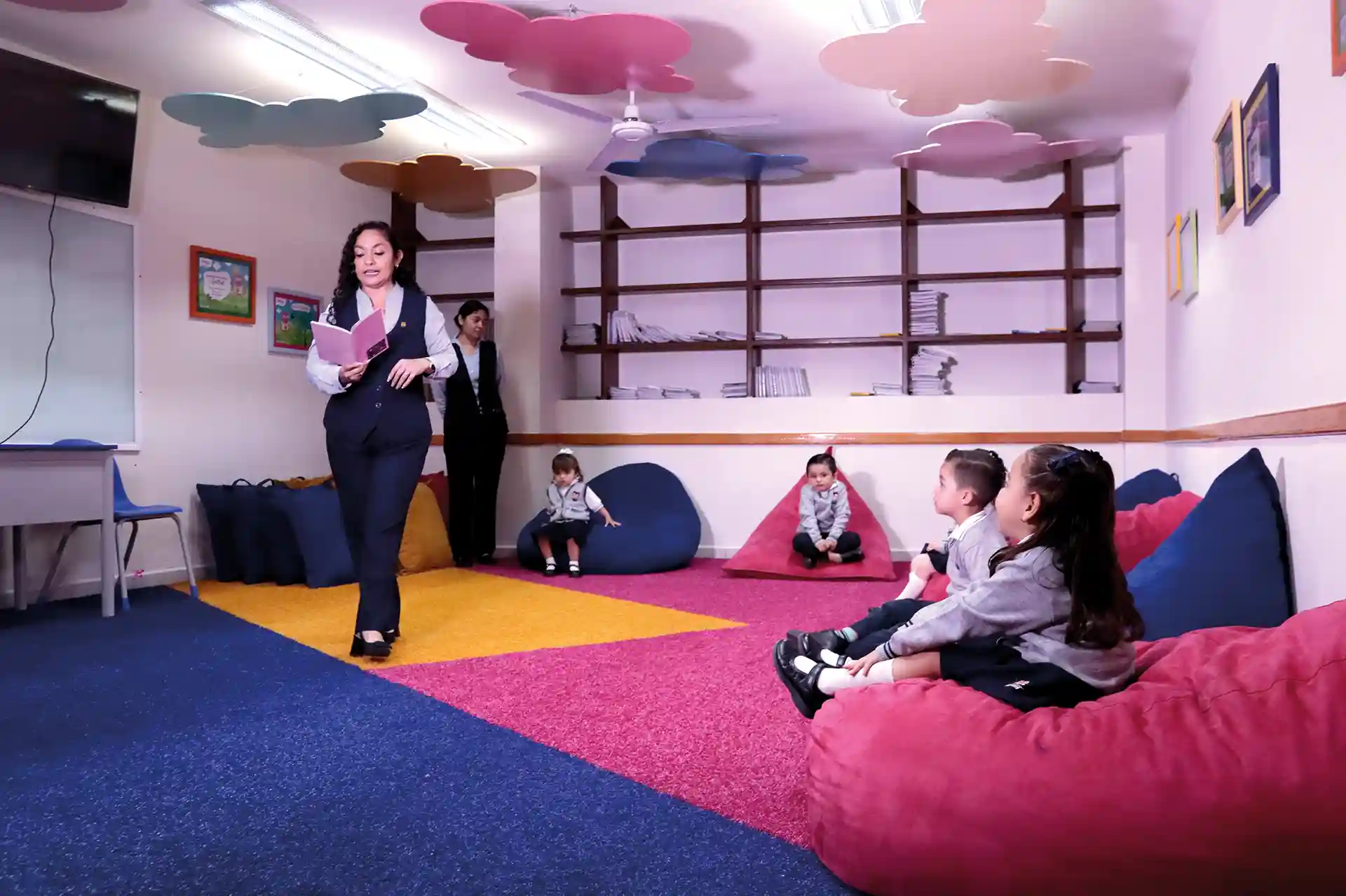 Dentro de sus instalaciones, resalta su ambiente cordial y agradable para los alumnos, favoreciendo el aprendizaje y crecimiento personal.