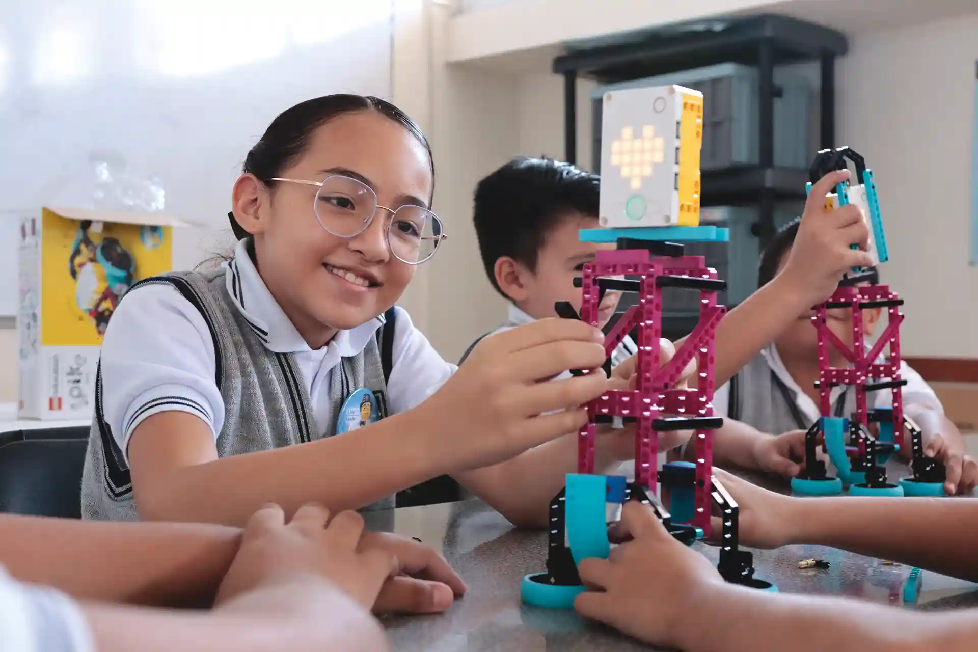 Se genera un entorno de competencia saludable, creando agentes de cambio para el desarrollo.