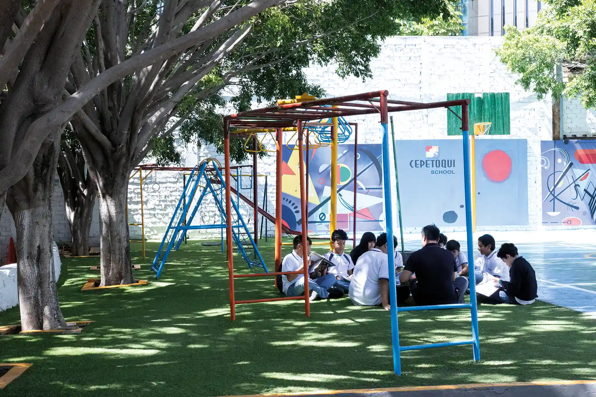 Además, evitando tareas excesivas y disciplina extrema, se refuerza la inteligencia emocional y la experiencia escolar positiva.