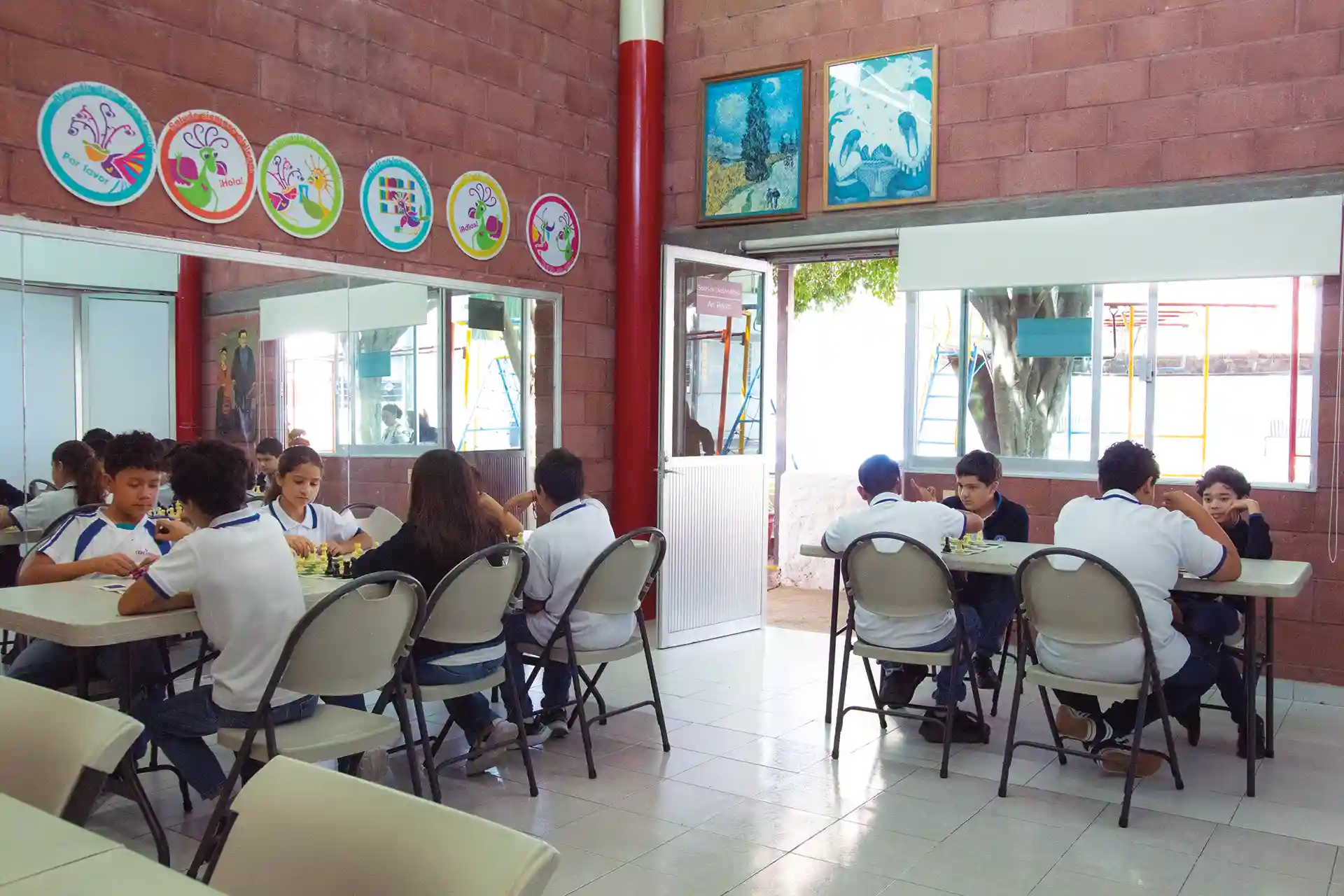 Al propiciar un carácter investigador, los alumnos cuentan con un control asertivo de emociones, solidaridad con su cultura e identidad y capacidad transformadora.