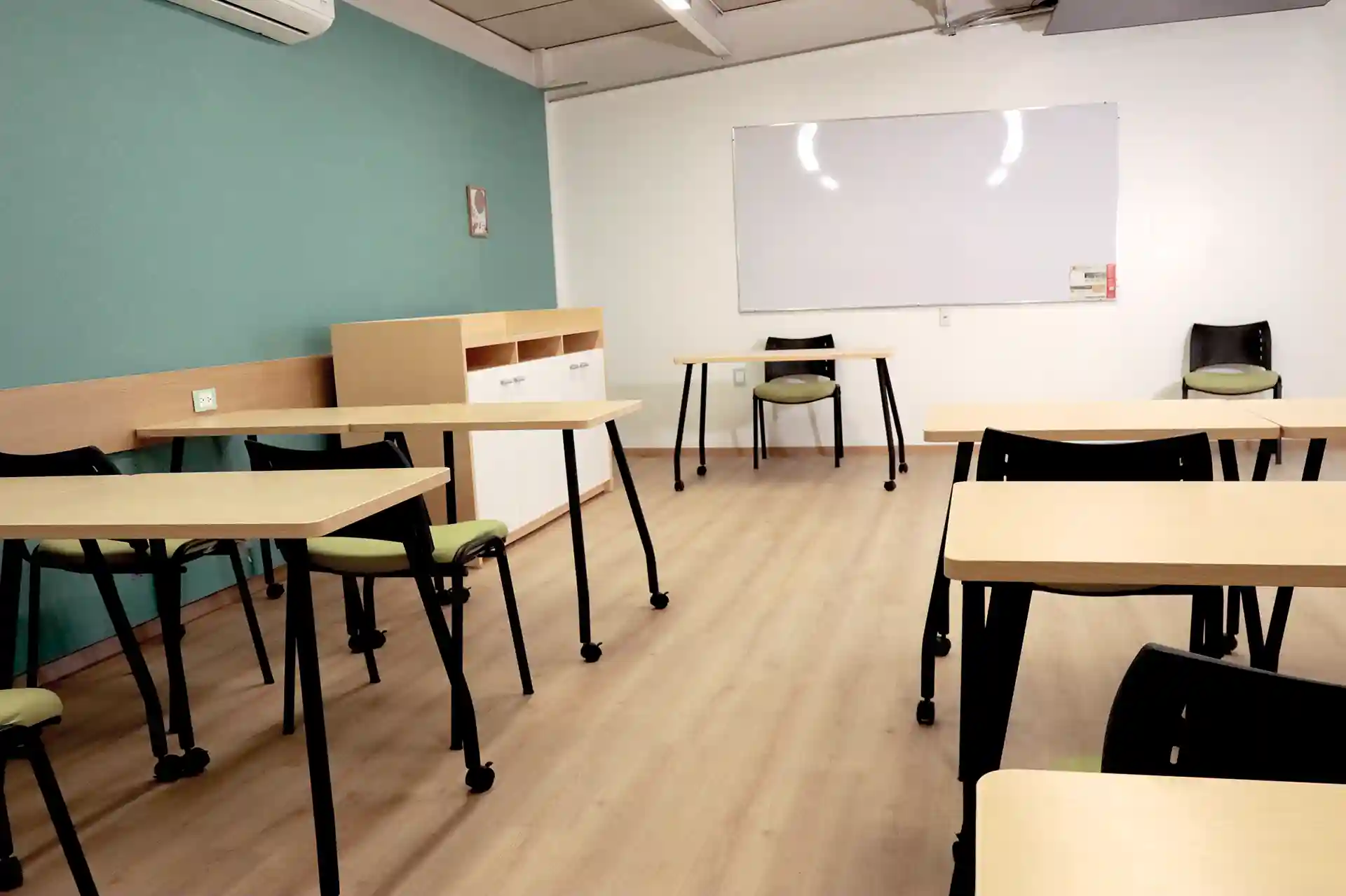 Con el propósito de ofrecer educación a jóvenes trabajadores, la institución fue creada en 1989 bajo el lema “Saber para servir, servir para progresar”