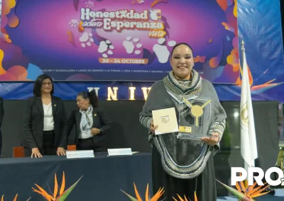 Mónica Padilla fue una de las dos egresadas galardonadas con la presea Ocelote por su trayectoria profesional y compromiso social