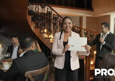 Muchos salieron con regalos por parte de PRO León