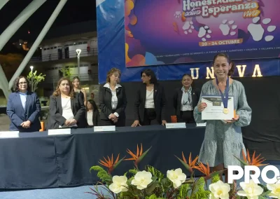 Myrna Domínguez, alumna que recibió un reconocimiento por mérito académico