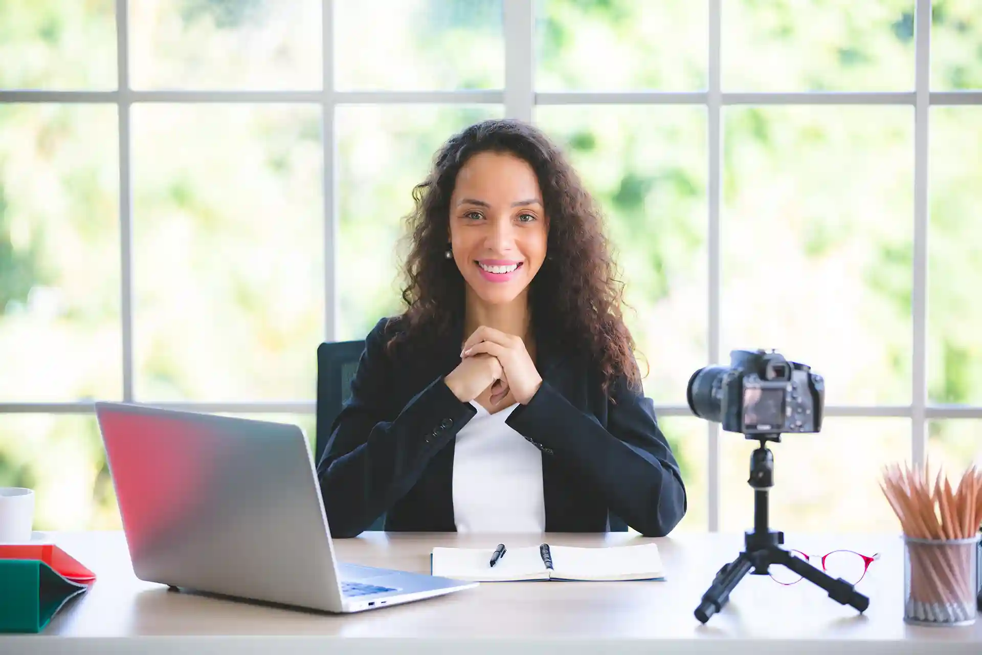 En este contexto, la formación profesional ya no puede limitarse a planes rígidos ni a conocimientos puramente técnicos. 