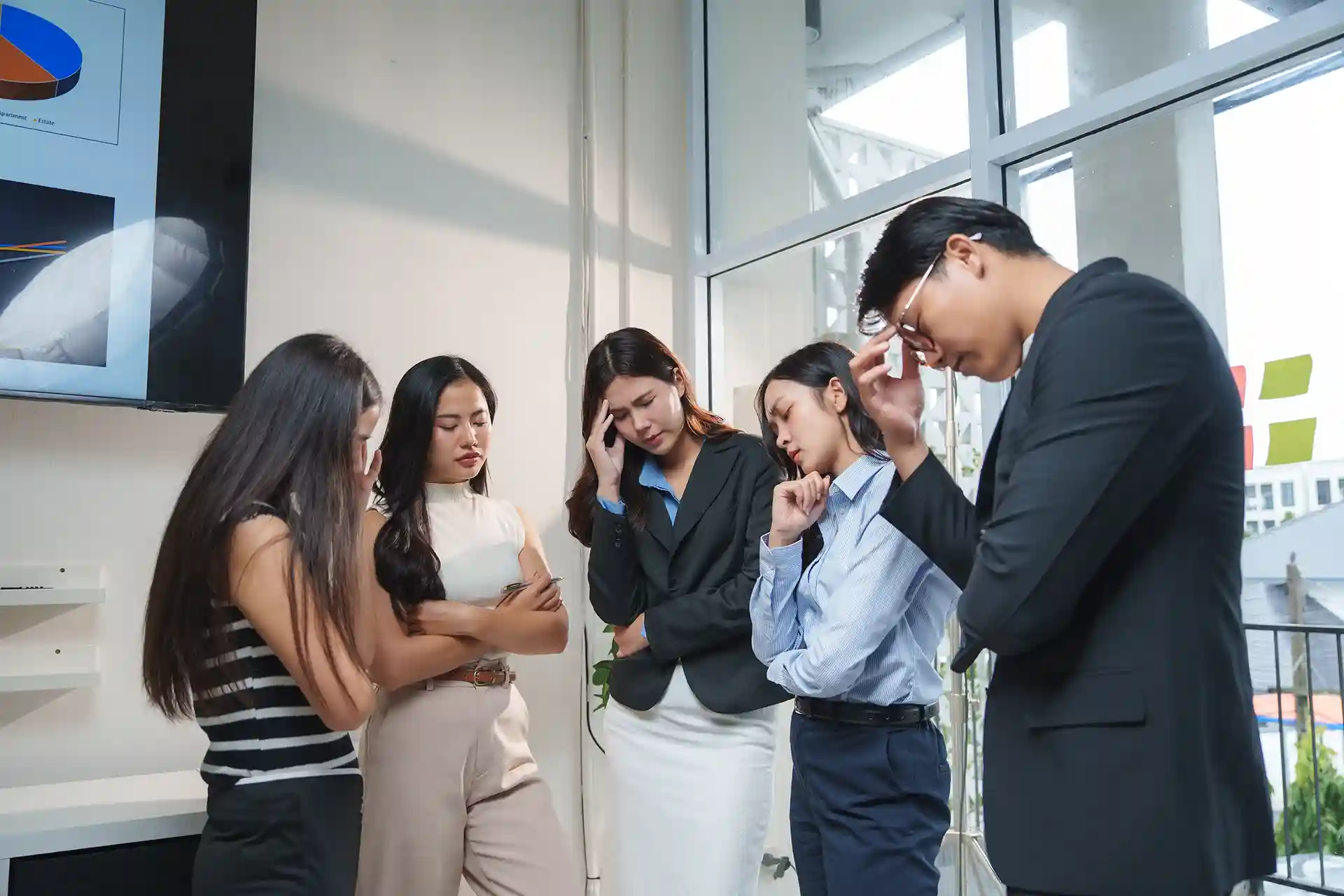 El algoritmo, es ese chismoso silencioso que vive en nuestras pantallas, nos pone lo que “queremos” justo antes de que lo pidamos.