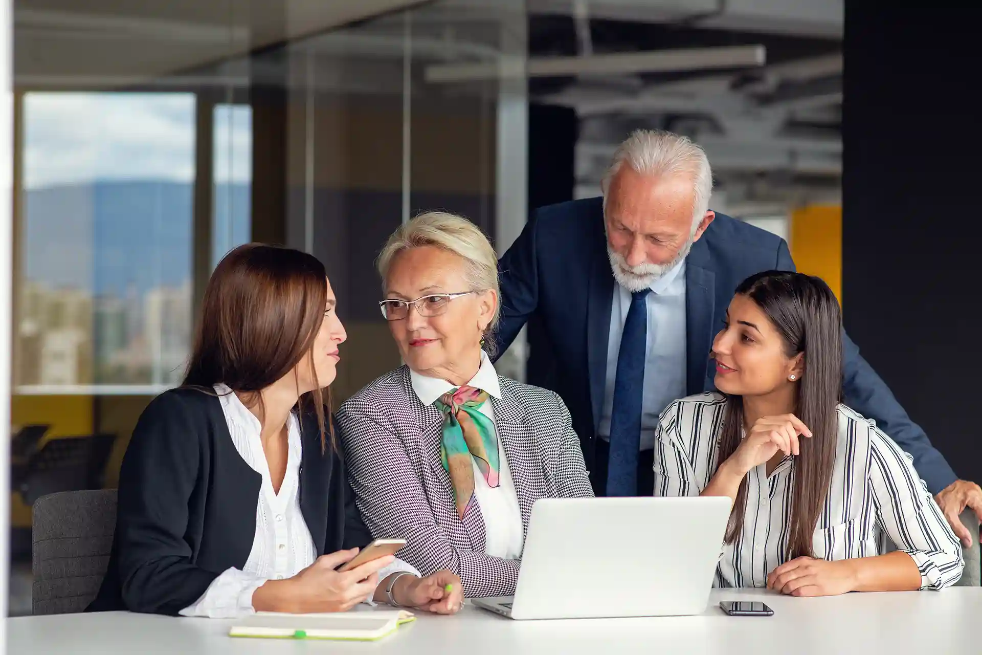 Las empresas hoy en día están buscando formas de integrar las cuatro generaciones que coexisten en ellas