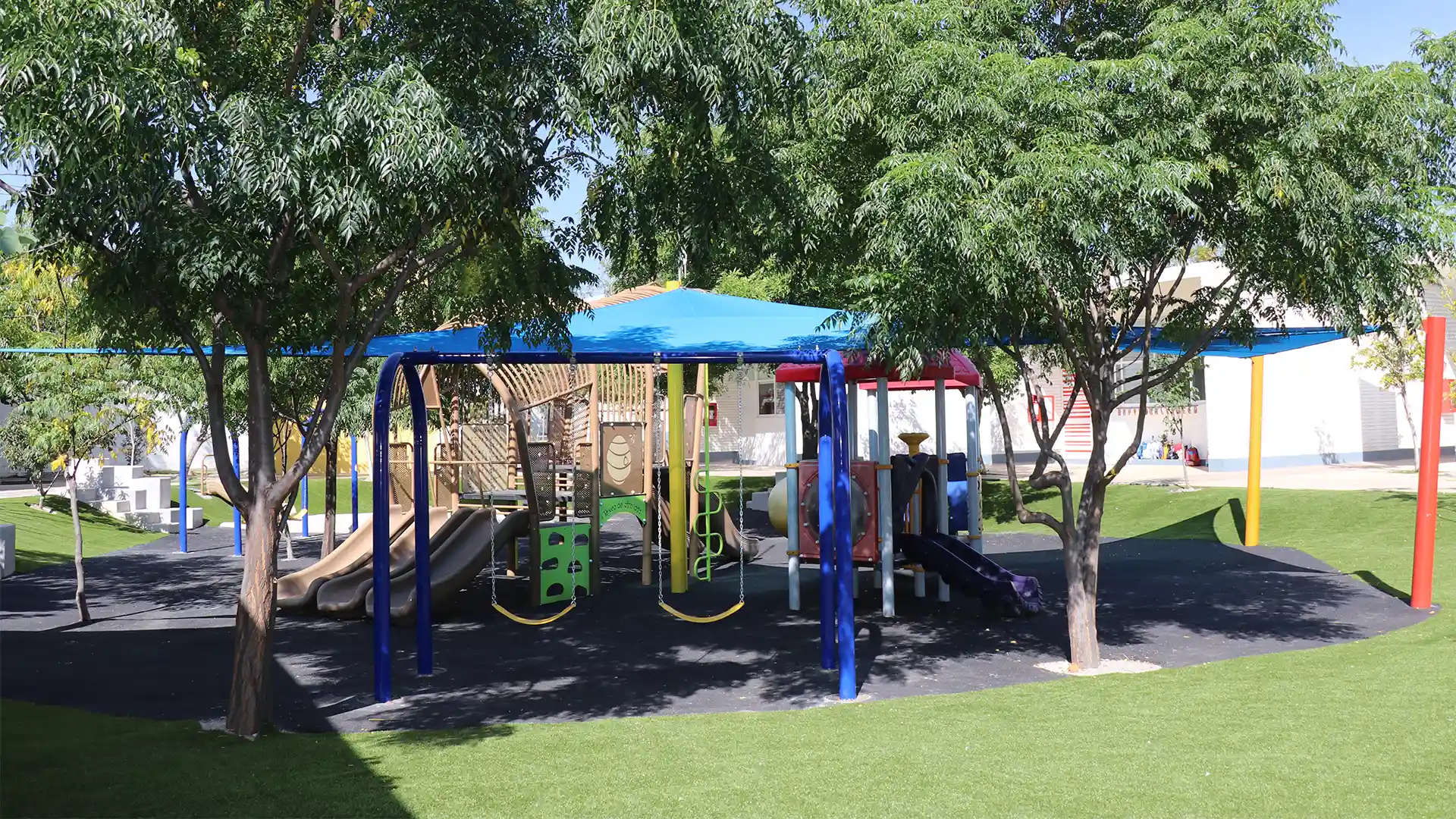 Dentro de sus aulas, brindan una educación<br />
personalizada y bilingüe basada en el pensamiento crítico. 