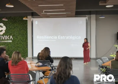 El objetivo es propiciar la adaptación positiva de los equipos de trabajo al medio empresarial