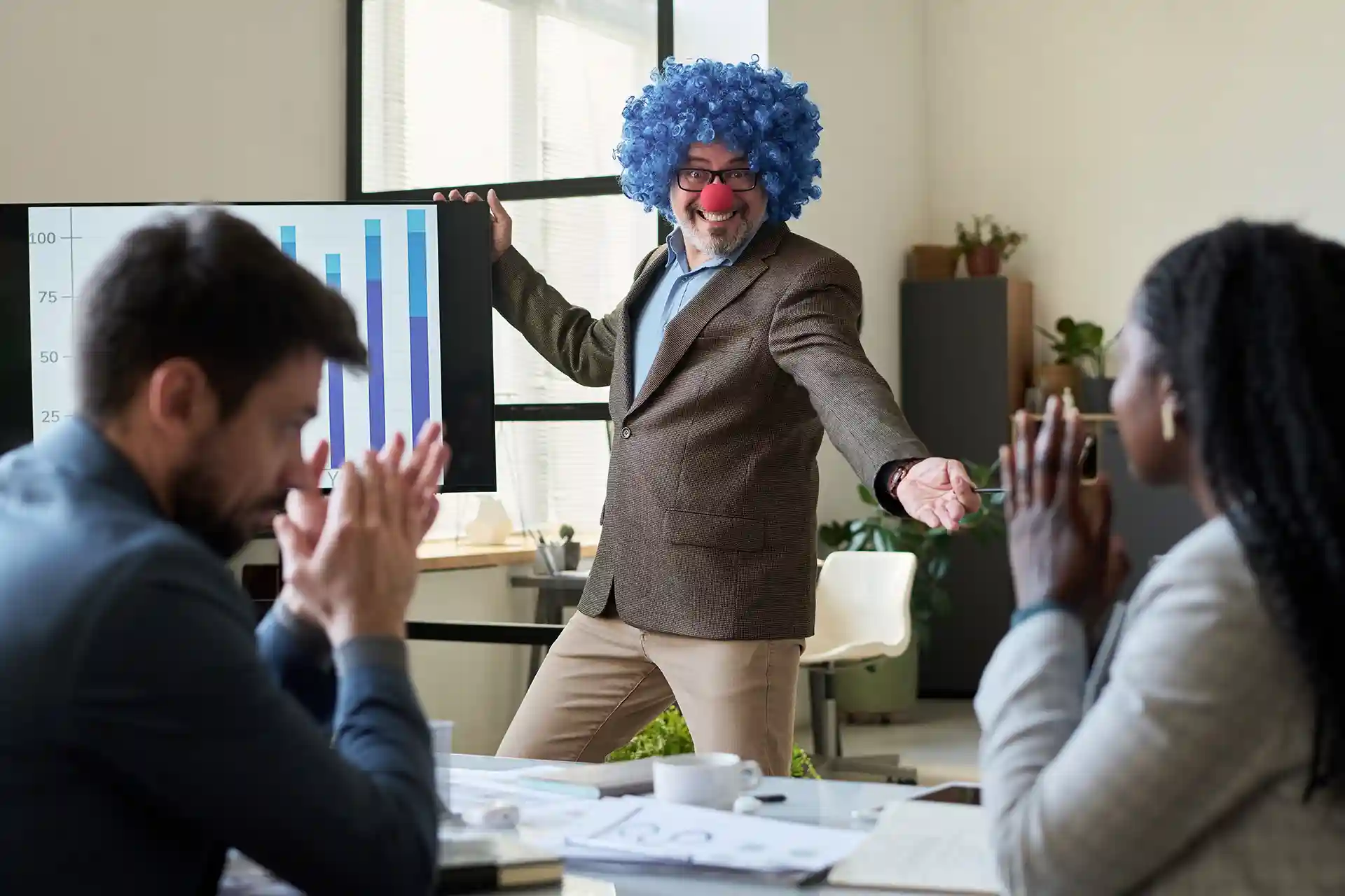 Creemos que llegar al domingo y tirarnos en la cama a ver series es detenernos y recargar energía, pero no.